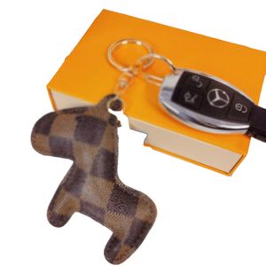 Keychain de mode Keychain Neutral classique de luxe classique porte clés de voiture de poupée en cuir artisanal avec boîte cadeau exquise