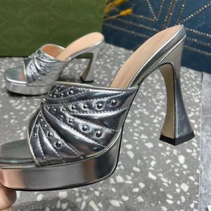 Créateur de mode de luxe noir blanc strass sandales en cuir plate-forme laque en cuir sexy talons hauts demi-pantoufles avec boîte 35-42