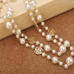 Modedesigner Luxus im klassischen Stil hohle Rosen elegante mehrfarbige helle Perlen langer Pullover Statement-Halskette für Frau244Z