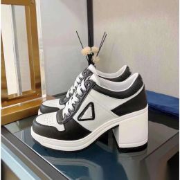 Créateur de mode luxe Prad Triangle Top qualité chaussures décontractées Triangle boucle talons femmes chaussures à talons épais à lacets en peau de vache tête ronde en cuir