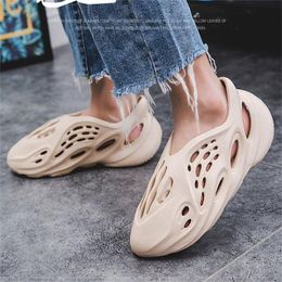 Diseñador Hombres Mujeres Sandalias Moda Diapositivas de lujo Zapatos de vida en el hogar Chanclas Playa de verano Zapatillas planas