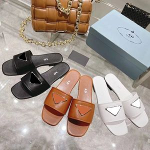 Moda de lujo Mujeres 2024Nueva Sandalia Bordada Mula Metal Triángulo Tela Top Calidad Diapositiva Diseñador Zapatilla Hombres Cuero Genuino Verano Sliders Mocasines al por mayor