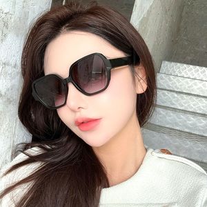 Des lunettes de soleil de créateur de mode pour hommes et femmes conçus par le créateur de mode CH8040 Texture complète Super Good UV400 rétro Full Frame Sunglasses avec étui de lunettes