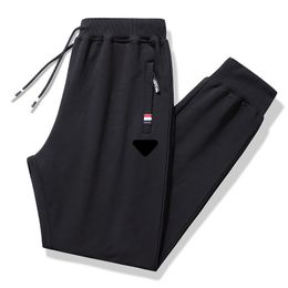 Pantalons décontractés pour hommes Créateur de mode Automne / Hiver Badge brodé Couple Salopette chaude Pantalon de survêtement en coton Terry Sports de plein air