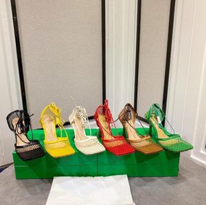 Modeontwerper Mesh-riemen en hoge-hak vierkante teen sandalen zijn must-have item voor sexy meisjes in de zomer met een doos
