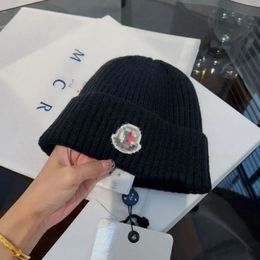 Diseñador de moda Moncleir Autumno de alta calidad y invierno Nuevo sombrero de lana de punto Hombro de tejido de lujo Sitio web oficial Versión 1: 1 Craftsmanship