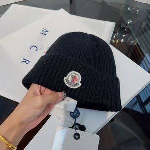 Diseñador de moda Moncleir 2024 Otoño e invierno Nuevo sombrero de lana de punto Hombo de tejido de lujo Sitio web oficial Versión 1: 1 Craft