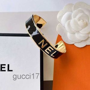 Modeontwerper Veelkleurige 18k gouden emaille armband Verstelbare ontwerparmband Dames Mooi roze Geselecteerde luxe vrouwelijke prachtige premium sieraden Acce V1L3