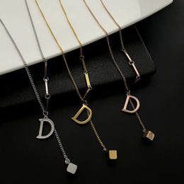 Collier de créateur de mode pendentif lettre en acier titane ne se décolore pas conception de niche collier pendentif lettre D chaîne de clavicule féminine chaîne hip hop anniversaire Gif 2024