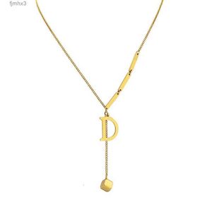 Collier de créateur de mode pendentif lettre en acier titane ne se décolore pas conception de niche collier pendentif lettre d femme chaîne de clavicule chaîne Hip Hop cadeau d'anniversaire