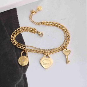Modeontwerper ketting top staal Koreaanse versie 18k goud t familie letters love kleine slot sleutel dubbele laag armband voor dames zoete leeftijd reducerend 9v49 9v49