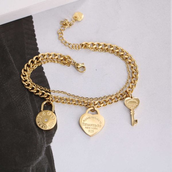 Collier de créateur de mode Top Steel Coréen Version 18K Gold T Lettrage de famille Love Small Lock Key Key Double Layer Bracelet pour les femmes