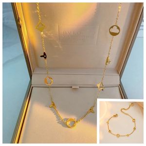 Colliers de créateur de mode 18k plaqués or pour femmes 4 / quatre feuilles de trèfle collier Bracelet Chaînes Bijoux Femmes Wedding Chirstmas Gift No Box
