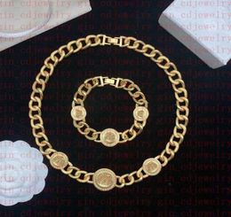 Colliers de créateurs de mode V Pendentif Banshee Head Bracelets plaqués or 18 carats Boucles d'oreilles Bagues Anniversaire Cadeaux de fiançailles festifs V121407469