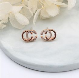 Moda Designer Pearl Chain Eardrop Brinco para mulheres High-end Marca Carta Geométrica Anular Brincos de Prata Dourado Top Quality Diamond Wedding Jewelry