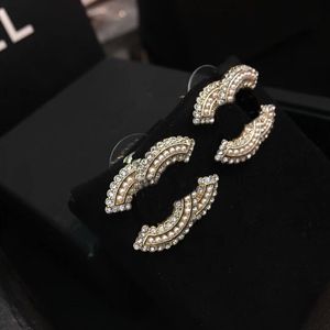 Boucles d'oreilles étalons de la lettre de perle de créateur de mode pour les femmes amateurs de mariage de fête de fêtard cadeau de boucle d'oreille diamant bijoux avec sac en flanelle
