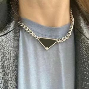 Modeontwerper hanger kettingen voor man woman sieraden metalen driehoek letters hanger geschenken met doos