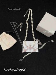 Colliers pendentif de créateur de mode Lettre Viviene Sautoirs Luxe Femmes Bijoux Collier de perles en métal Cjeweler Westwood pour femme Chaîne et boîte