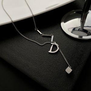 Créateur de mode PendantTitanium Steel ne s'est pas fondu de conception de niche D Letter Pendant Collier Femelle Colliers Hip Hop Chaîne d'anniversaire Collier