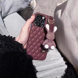 Étui de téléphone de créateur de mode Support de bracelet à motif de lapin floral Étui de téléphone de dessin animé iPhone 15 14 14Pro 14Plus 13 12 Mini 11 Pro X XS Max Deluxe Drop case