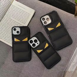 Étui de téléphone de créateur de mode iPhone14 13 12 11 Pro Max en cuir de style doudoune, étui de protection antidérapant à motif mignon.