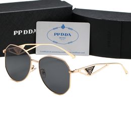 Diseñador de moda PPDDA Gafas de sol Gafas clásicas Goggle Playa al aire libre Gafas de sol para hombre Mujer Firma triangular opcional 6 colores SY 57 caja negra caja roja