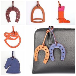 Diseñador de moda PU Cuero de imitación Zapato de herradura Llavero colgante para mujer Bolso de mujer Accesorios de encanto Adorno Regalos 240112