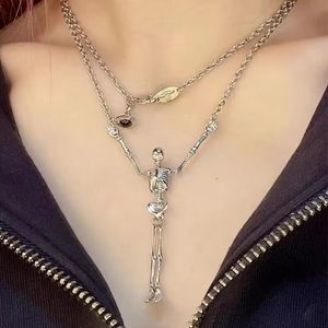 Modeontwerper Punk hanger ketting Viviane-VVestwood Trace Chain Skelet lange ketting Celebrity Sieraden Keuze uit beweegbare gewrichten Skelet met geschenkdoos