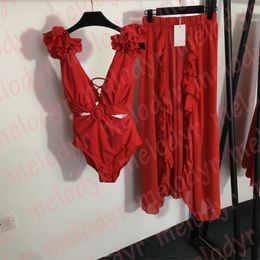 Diseñador de moda Conjunto de traje de baño rojo Vestido de playa junto al mar de verano Bikini sexy con cuello en V y vendaje