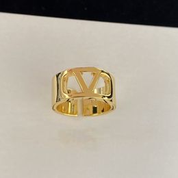 Créateur de mode Ring Gold Ring Luxury Jewelry Lettre anneaux Engagements pour les femmes Love Ring V Brands Colliers avec boîte en gros 21100601R123