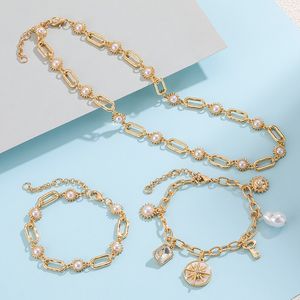 Conjunto de collar de perlas simple y elegante del diseñador de moda.