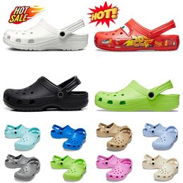 Créateur de mode sandaux pour femmes enfants Crocc Classic Slides Beach Cros Cross-Tie Charms Buckle Buckle Slippers Famous Plateforme imperméable Black Blanc Sandale