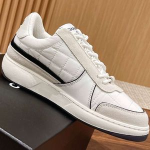 Zapatos de diseñador de moda Zapatos deportivos casuales para hombres y mujeres de alta calidad de lujo Cordones versátiles Cabeza redonda Zapatos de tablero de cuero genuino de malla de fondo plano para mujeres