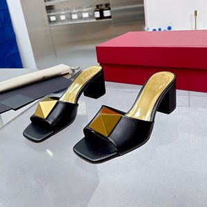 Chaussures de créateur de mode Sandales Chaussures pour femmes Chaussures de soirée à talons hauts Pantoufles en cuir véritable avec boucle dorée, Chaussures d'usine de luxe à talons épais, Taille 34-41