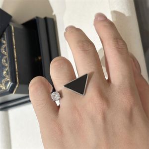 Créateur de mode Bague en argent Marque Lettres Imprimer Bague pour Lady Femmes Hommes P Classique Triangle Anneaux Amoureux Cadeau Fiançailles Designer 226h