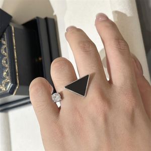 Diseñador de moda Anillo de plata Marca Letras Anillo de impresión para dama Mujer Hombre P Anillos de triángulo clásicos Amantes Regalo Diseñador de compromiso 2472