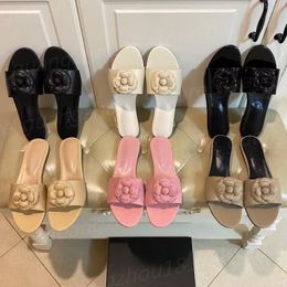 Zapatillas de diseñador de moda para mujeres zapatillas de verano con camelia sinensis Slipper de fondo plano 27034 27077 26882
