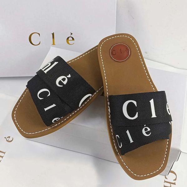 Slippeurs de créateur de mode Sandales Summer Fashionnables Beach Mens and Women's Big Head Slippers Lettres Rainbow Lettres légères en mousse arc-en-ciel pour femmes