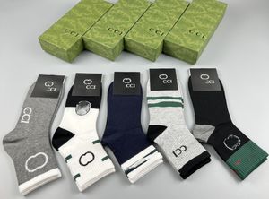 Chaussettes de créateur de mode Casual 100% coton respirant Skateboard Hip Hop Chaussettes de sport pour hommes et femmes avec un lot de cinq paires de 18 styles au choix.