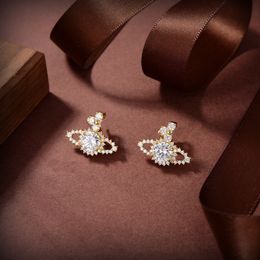 Diseñador de moda Stud Pendiente Carta Viviene Marca Joyería de mujer Pendientes de perlas de metal Cjeweler Viviane Westwood para mujer Tendencia Oreja de oro