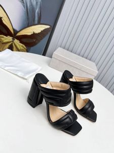 Modeontwerper stijl damessandalen leer comfortabele antislip dames hoge hakken vierkante kop sexy fuchsia jurk dikke zolen Romeinse sandalen