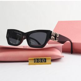 Diseñador de moda Sunglass Gafas de sol simples para mujeres Hombres Classic Brand Sun glass con Letter Goggle Adumbral 7 Opción de color Anteojos