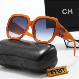 Des lunettes de soleil de créateur de mode Lunettes de marque en plein air Shades PC Filme Fashion Classic Lames de luxe Miroirs de lune