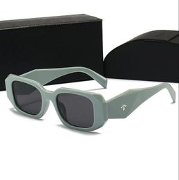 Lunettes de soleil créatrices de mode Classic Eyeglass Goggle 8679 Extérieur de plage de soleil pour homme femme 7 Color Signature triangulaire en option 2024