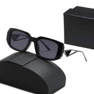 Gafas de sol de diseñador de moda Gafas de mujer Gafas de sol de playa Marco de moda Hombre negro Mujer Sombras de sol Anteojos Gafas opcionales Patas de metal con paquete