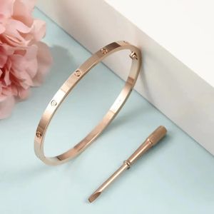 Créateur de mode titanium dames gold coiffe de tournevis bracelet ongles bijoux bijoux de la Valentin