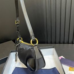 Sacs à poignée supérieure de créateur de mode Sac sous les bras Sac à dîner Sac baguette Sac tout-en-un de style cool et doux Taille: 24 * 11 Boîte assortie