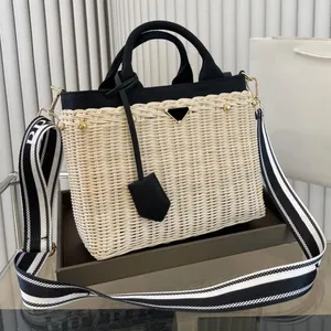 Diseñador de moda Bolso de mano Triángulo de marca grande de grado superior Bolso de lujo para dama Bolso de playa tejido a mano de ratán Bolso de dama de gran capacidad en stock