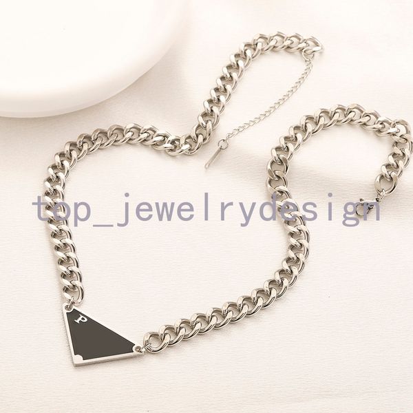 Collier de pendant triangle de créateur de mode 18k Design Gold Brand Letter Pendants En acier inoxydable Crystal Perles Colliers Link Chain Wedding Jewelry Gift