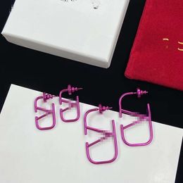 Créateur de mode Valentino haut de luxe boucles d'oreilles lettre V nouvelle rose rouge géométrique creux laiton matériau tempérament boîte personnalisée avec original